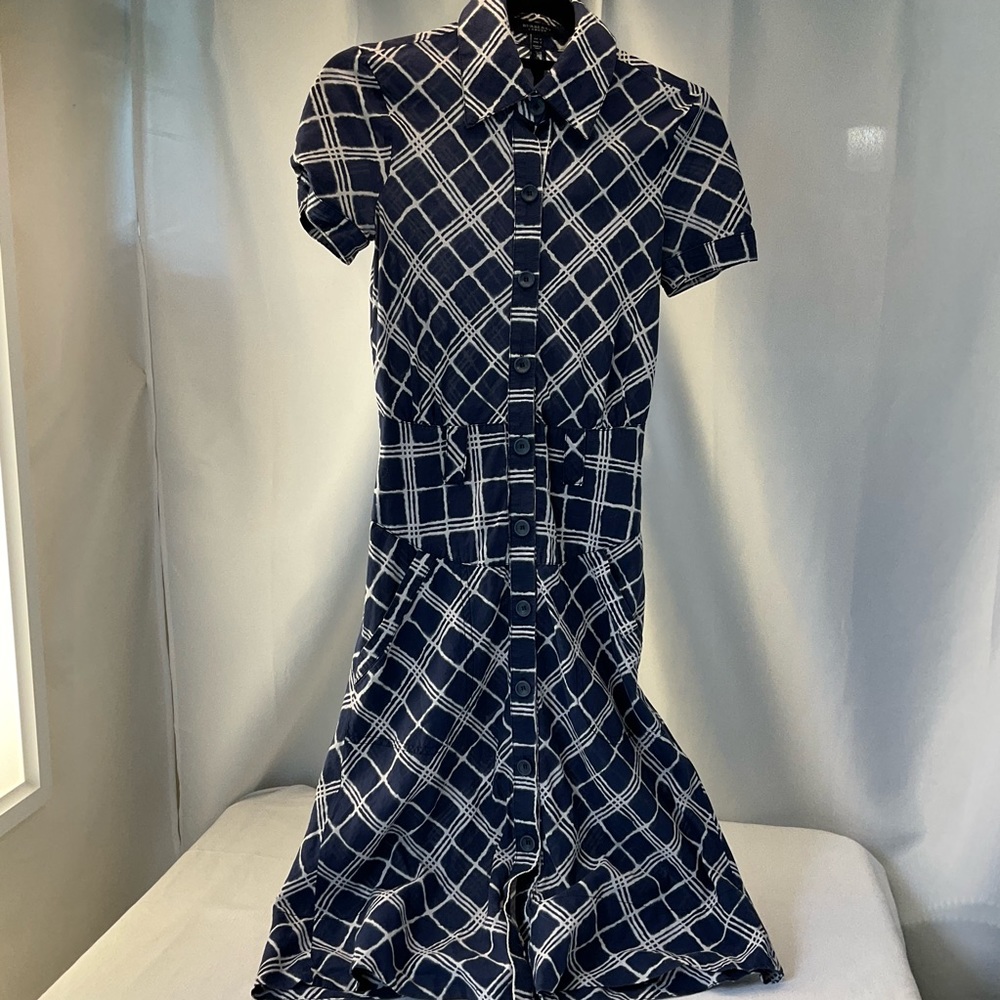Elegant sheer Burberry buttoned up short sleeve dress